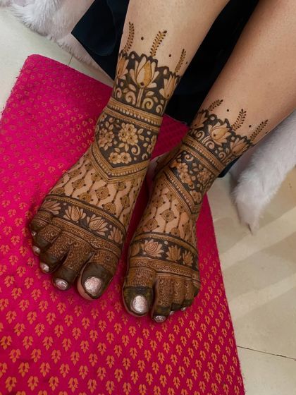 Elegant Foot Mehendi photo 8