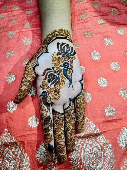 A still shot of the modern bird and lotus design. This artistic and unconventional pattern is perfect for someone looking for something unique.