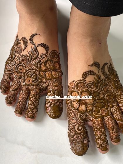 Another angle of this intricate feet mehendi, showing the beautiful flow of the design.