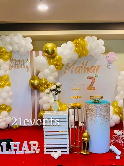 For a clean and classic look, I offer this white and gold theme. It's a versatile and elegant choice for birthdays of all ages, featuring a beautiful balloon arch, custom backdrop, and matching dessert stands.