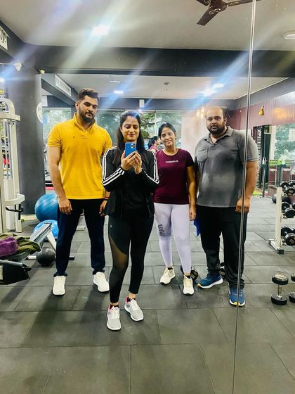 The evening crew, looking strong and motivated.