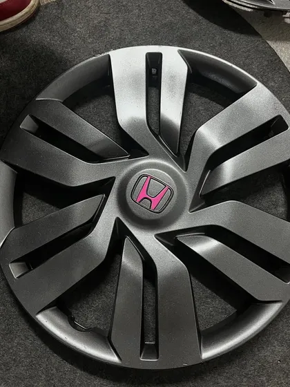 Even the smallest details count. A custom pink Honda logo painted on a hubcap.