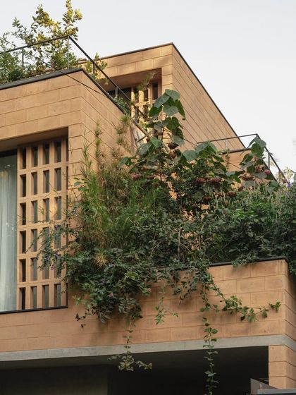 (Duplicate of 61) A detail of the stepping terraces and jaali screens on the Debris Block House facade, which provide shade, ventilation, and privacy.