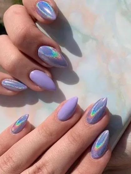 Here is a set of almond-shaped nails featuring a solid lavender base with a holographic chrome effect on accent nails. You will learn how to properly apply chrome powders to achieve this vibrant, light-catching finish without chipping or peeling.