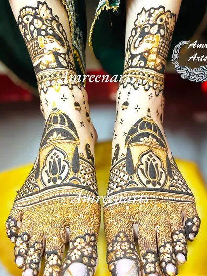A stunning foot design with golden henna accents, featuring palace domes and elephant figures for a regal touch.