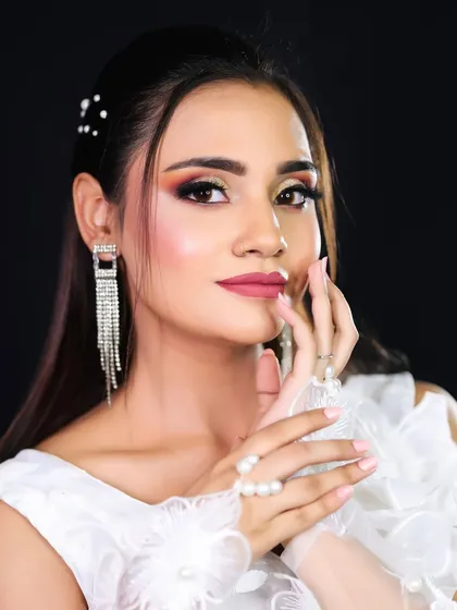A close-up of the angelic look, highlighting the sparkling earrings and the delicate pearl hairpins.