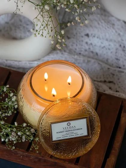 Our four-wick crystal glass candle in the Bombay Orange Bourbon fragrance. The multiple wicks ensure an even burn and a powerful fragrance throw, filling even large spaces with its warm, citrusy scent.