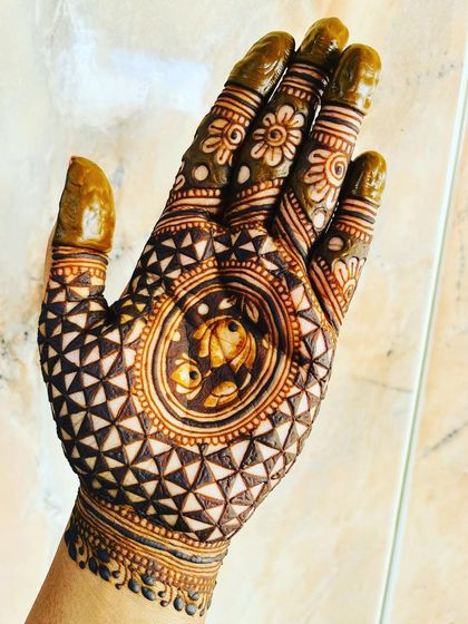 I really enjoyed the geometric feel of this design. The palm is filled with a triangle grid pattern, with a central medallion featuring two small fish for a touch of tradition.