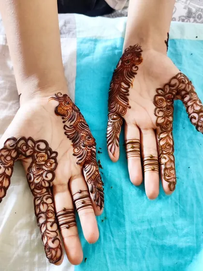 A simple yet beautiful floral design that trails down the fingers, perfect for Eid or a party.
