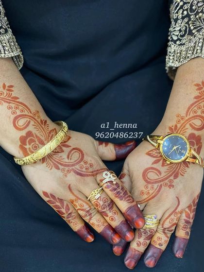 A gorgeous floral design created with my instant henna cones. The stain is deep and bold, proving that speed doesn't mean sacrificing quality.