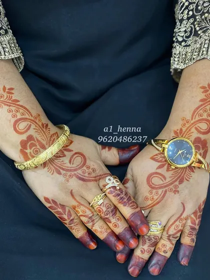 A lovely floral design created with my instant henna cones. Notice the deep red color that develops quickly, perfect for when you don't have time to wait.