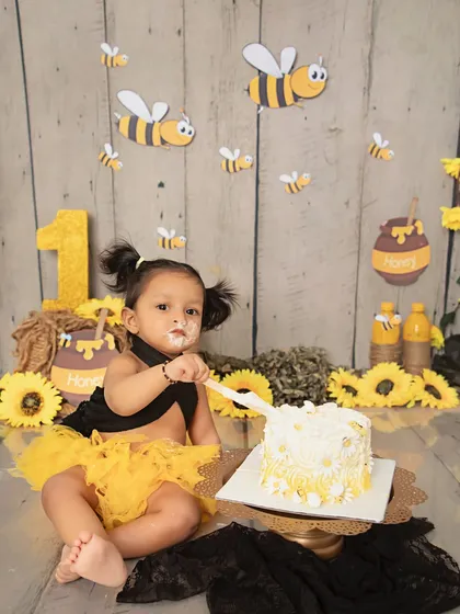 From sweet smiles to a messy cake battle, first birthday sessions are all about fun. This little one is having a bee-autiful time celebrating her big day, and I'm here for every sticky, happy moment.
