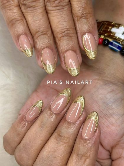 Another angle of the gold glitter French with chrome details, a very popular combination for the festive season.