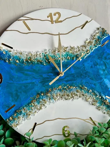 A variation of the blue geode clock, this piece uses Arabic numerals for a different stylistic feel.