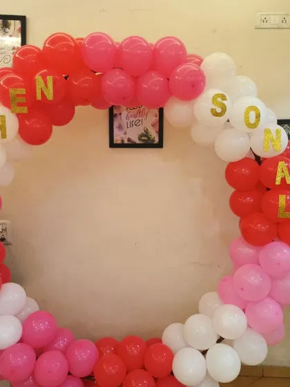 Another angle of the personalized balloon ring decoration.