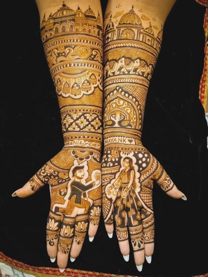 A romantic proposal scene is captured on the palms, with the groom on one knee. The design is complemented by palace architecture and traditional motifs on the arms.