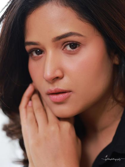 A set of clean, minimalist headshots of an actress. With simple lighting and a neutral expression, these photos are perfect for casting calls and professional portfolios where a natural look is required.