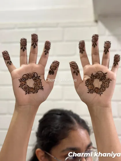 A lovely and minimal design for the post of the day! This features a simple floral wreath in the center of the palm with decorated fingertips.