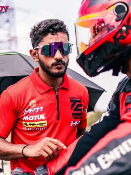 In-depth instruction right on the track. A coach provides detailed feedback to a rider, ensuring they grasp the nuances of body positioning and bike control. This hands-on approach is central to our training philosophy.