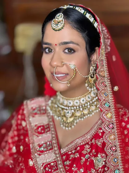 A close-up with the nath (nose ring). My makeup application takes into account all bridal jewelry to ensure a seamless and comfortable fit.