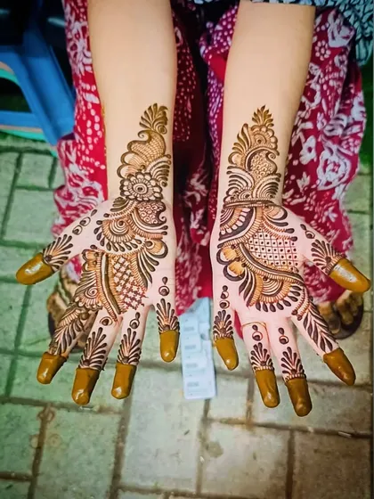 A beautiful example of a palm-focused Arabic design, with intricate details and covered fingertips.
