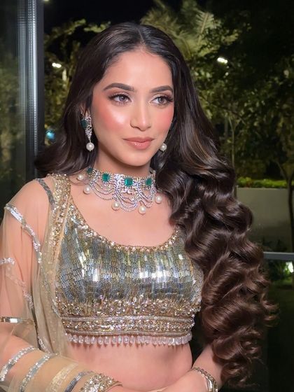 Big, bouncy curls are a style that never goes out of fashion. This look is all about volume and creating soft, defined curls.