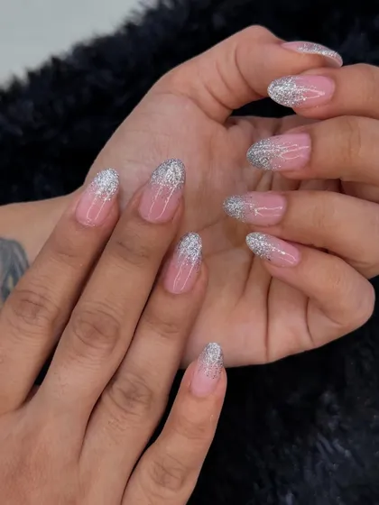 A simple yet stunning glitter fade. This design features sparkling silver glitter concentrated at the tips, fading softly into a sheer pink base for a classic and glamorous look.