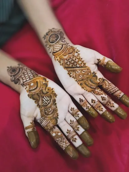 An elegant Arabic design with a beautiful stain. The pattern is focused on the back of the hand, making it perfect for an event where you want to show off your henna.