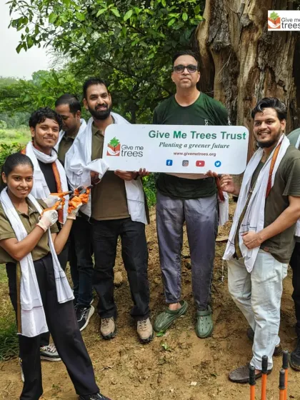 The Amdocs team and our field workers posing with the Give Me Trees Trust banner. It’s a celebration of a successful partnership and a day of hard work.