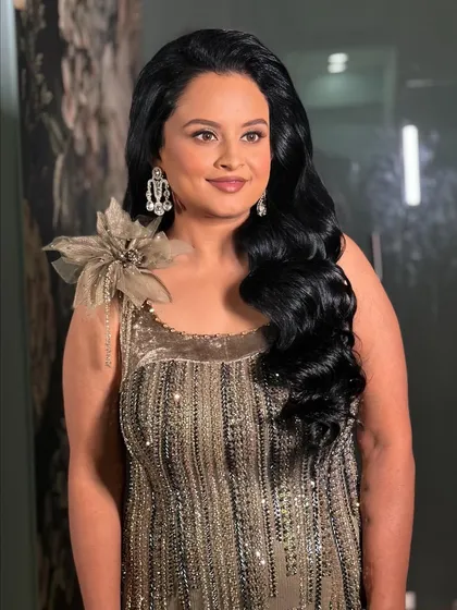Soft open waves styled for a party look. The deep, uniform waves create a very glamorous and classic Hollywood vibe.