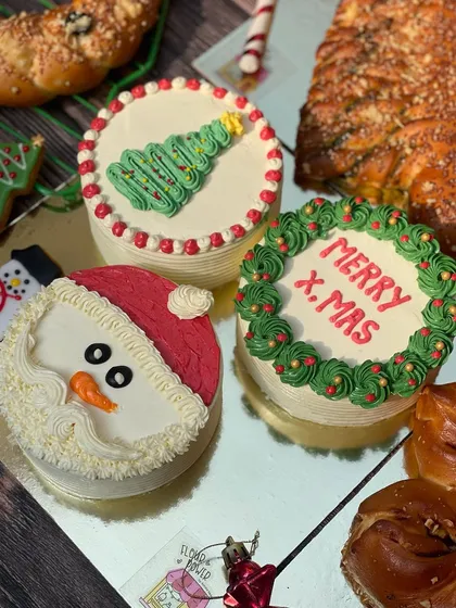 A close-up of my adorable Christmas bento cakes, perfect for individual treats or as part of a larger dessert table.