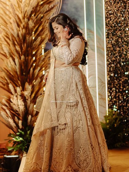 Sparkle and shine. This sangeet look is all about glamour, with a beautiful outfit and makeup that catches the light perfectly.