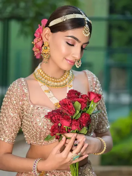 A gentle portrait where the fresh flowers in the hair add a touch of color and romance, complementing the soft makeup look.