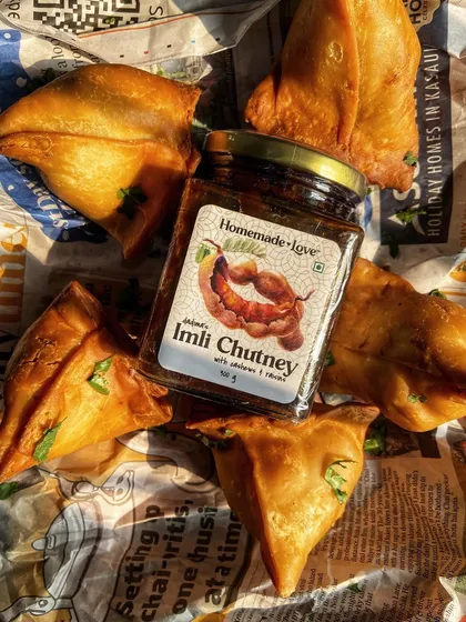 My Imli Chutney is the best friend your samosas will ever have. Here it is, ready to be paired with crispy, hot samosas for that classic street food experience at home.