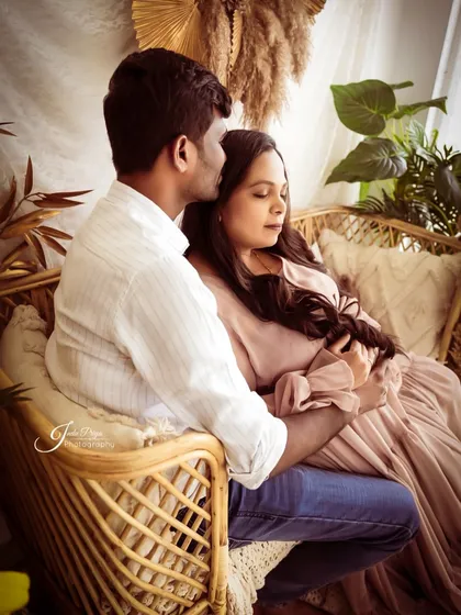 A tender embrace in my studio's boho corner. The natural textures of the wicker chair and pampas grass create a warm and inviting atmosphere for this couple's portrait.