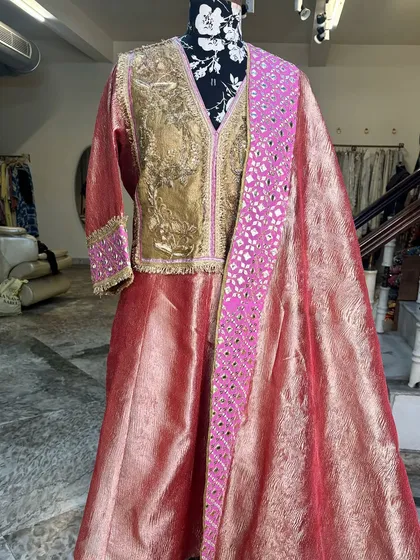 Our most demanded tissue silk suit. The combination of pink and gold is a classic for a reason.