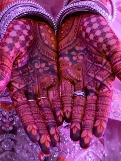 The magic of a mature stain! This deep, dark reddish-brown color is the result of proper aftercare and high-quality organic henna.