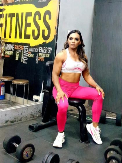 Taking a break in the free weights area. The gym is fully equipped with everything we need for a complete body transformation.