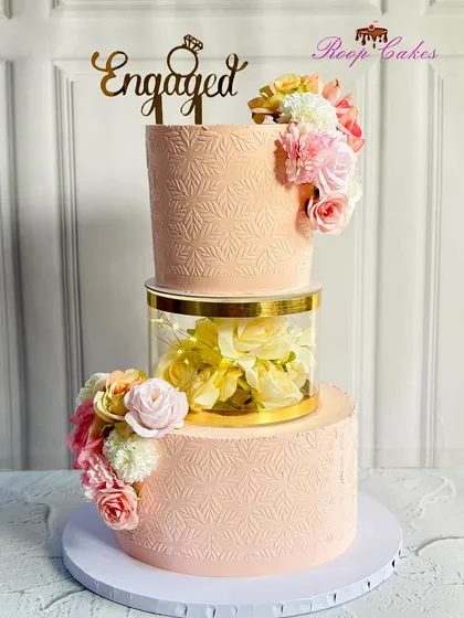 Where elegance meets sweetness. This stunning engagement cake with a floral separator and delicate stenciling is one of my most requested designs, perfect for celebrating love.