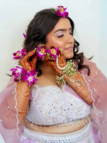 A Haldi ceremony calls for a look that is fresh, vibrant, and full of joy. I created this dewy makeup look with a pop of color on the eyes, perfectly complementing the beautiful floral jewellery and the celebratory mood of the event.