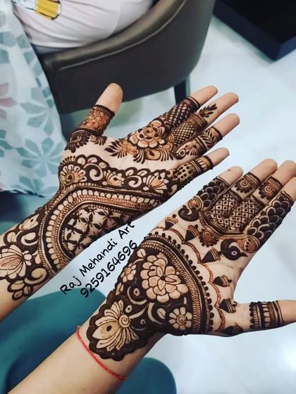 A beautiful Indo-Arabic design that combines the flowing style of Arabic mehndi with the intricate details of Indian patterns. The result is a full yet elegant look.