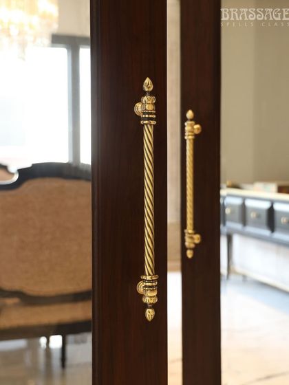 Inspired by the rich tapestry of Indian architecture, our classical Chelsea Door Pulls add a regal touch to this living room entrance. The twisted rope design and ornate finials, finished in Antique Gold, evoke a sense of opulence and heritage.