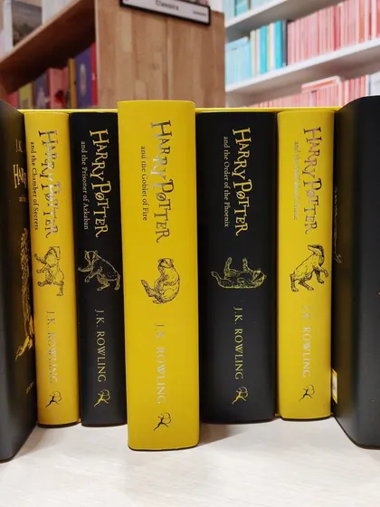 A closer look at the spines of the Harry Potter Hufflepuff House Editions, alternating in black and yellow.