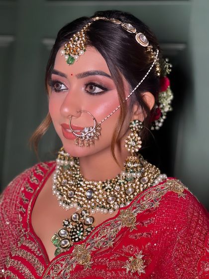 Saadgi, or simplicity, is true beauty. This close-up showcases a flawless, natural base with beautifully defined eyes, proving that elegance lies in subtlety.