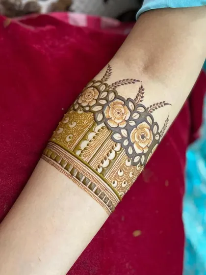 This is the other arm, showing a matching floral band. I ensure that the designs on both arms are symmetrical and equally beautiful.