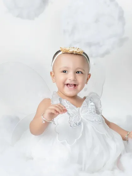 Look at that happy laugh! This little pari is celebrating a milestone. My sitter sessions are perfect for capturing the budding personality of babies around 7 to 9 months old.