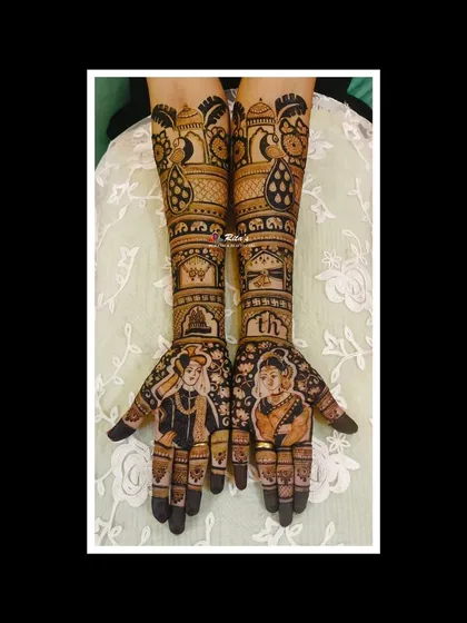A classic Maharashtrian bridal mehendi featuring portraits of a bride and groom in traditional attire. This style is perfect for celebrating a Marathi wedding.