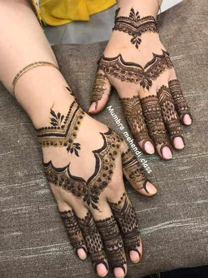 This design has a jewelry-like feel, with a pattern that looks like a hand-harness. It's a very popular style for parties.