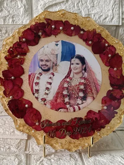 This decorative plate with a scalloped edge features a border of preserved red rose petals. It's a beautiful way to frame a wedding photo and commemorate a special date.
