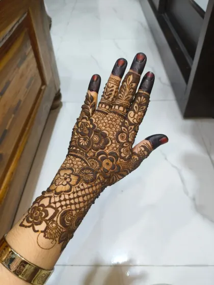 A full coverage sider mehndi design, perfect for the bride's sister or close family. It’s detailed and beautiful without being as heavy as the bridal design.